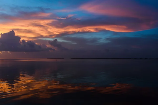 Sunset на тропічну на набережній — стокове фото