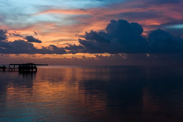 Puesta de sol en ubicación frente al mar tropical —  Fotos de Stock