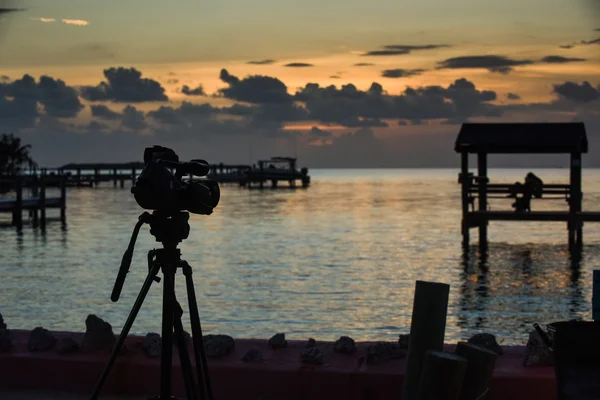 Pôr do sol na localização à beira-mar tropical — Fotografia de Stock