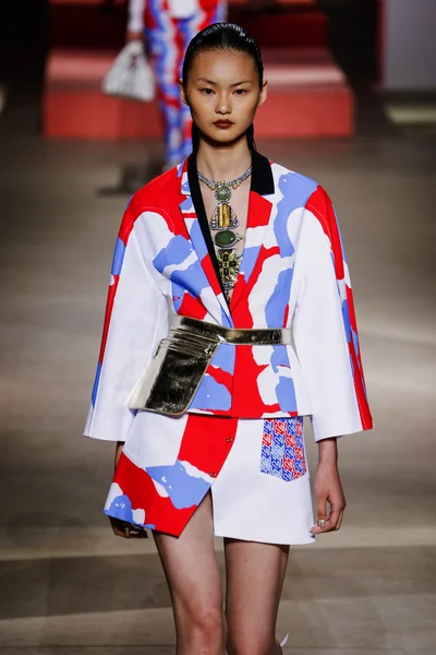 Défilé Kenzo dans le cadre de la Fashion Week de Paris — Photo