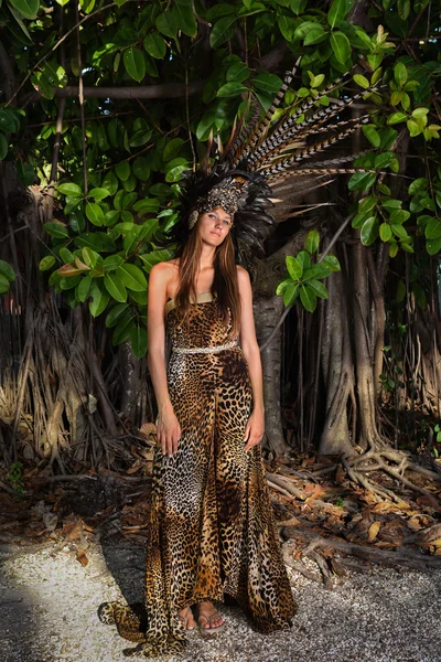 Modell poserar framför tropiska träd — Stockfoto