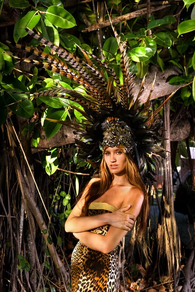 Model posing in front of tropical tree — Stock Photo, Image