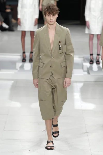 Chalayan show im Rahmen der Pariser Modewoche — Stockfoto