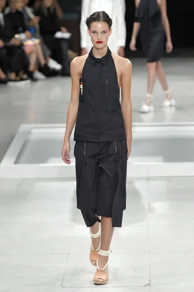 Chalayan show als onderdeel van de Paris Fashion week — Stockfoto