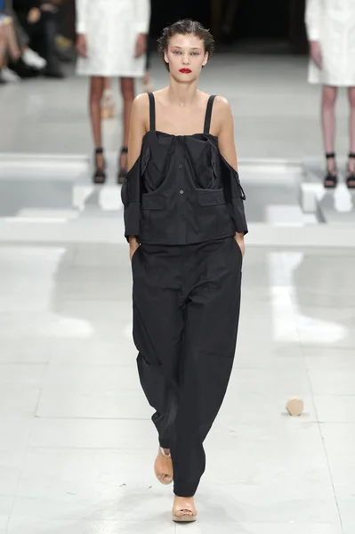 Chalayan show als onderdeel van de Paris Fashion week — Stockfoto