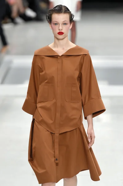 Chalayan show als onderdeel van de Paris Fashion week — Stockfoto