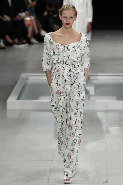 Chalayan show als onderdeel van de Paris Fashion week — Stockfoto