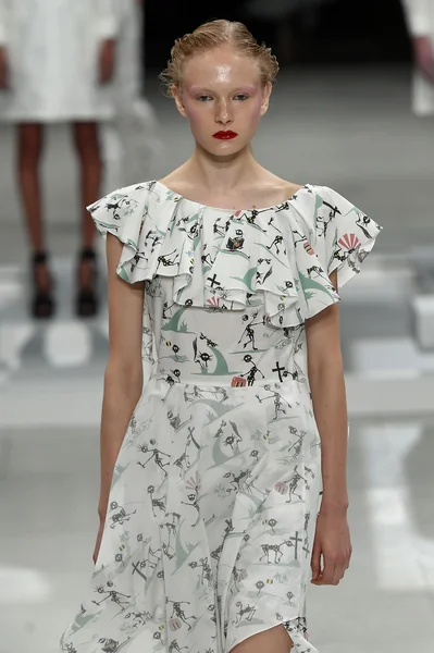 Chalayan show som en del av Paris Fashion Week — Stockfoto