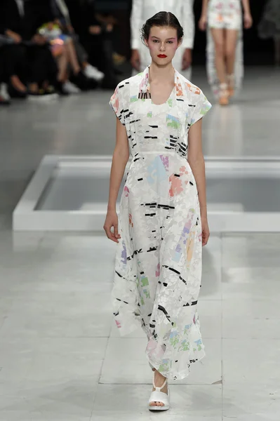 Chalayan show w ramach paryskiego tygodnia mody — Zdjęcie stockowe