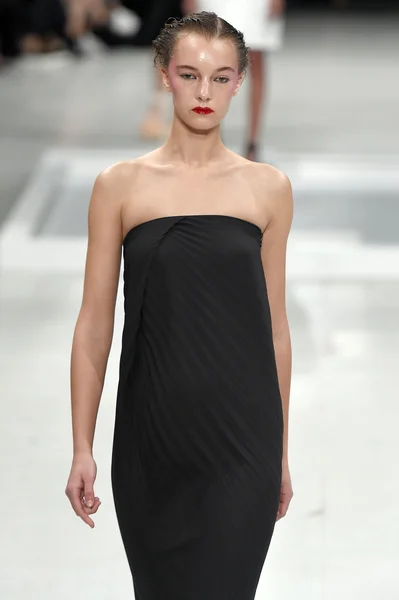 Chalayan show im Rahmen der Pariser Modewoche — Stockfoto