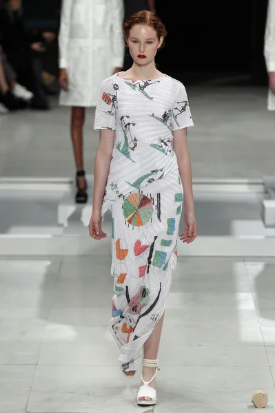 Chalayan show som en del av Paris Fashion Week — Stockfoto