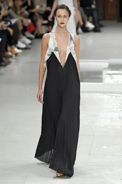 Chalayan show als onderdeel van de Paris Fashion week — Stockfoto