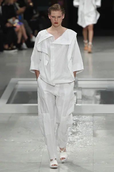 Chalayan show w ramach paryskiego tygodnia mody — Zdjęcie stockowe