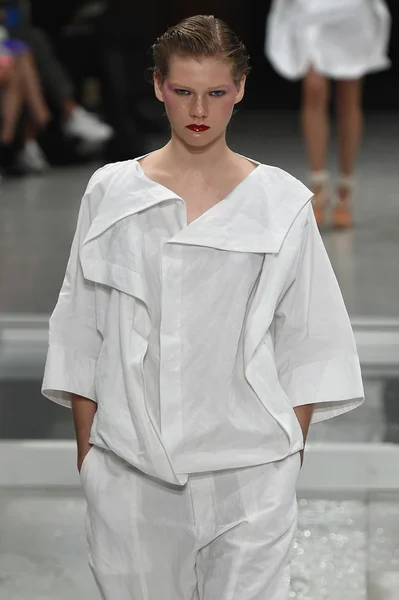 Chalayan show w ramach paryskiego tygodnia mody — Zdjęcie stockowe