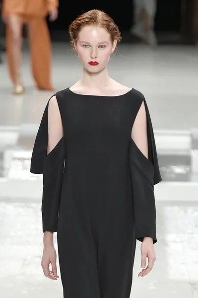 Chalayan show som en del av Paris Fashion Week — Stockfoto