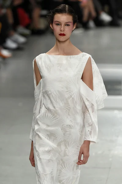 Chalayan show im Rahmen der Pariser Modewoche — Stockfoto