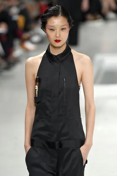 Chalayan show im Rahmen der Pariser Modewoche — Stockfoto