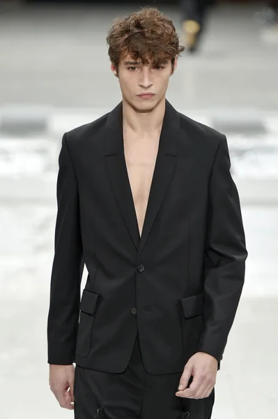 Chalayan show als onderdeel van de Paris Fashion week — Stockfoto