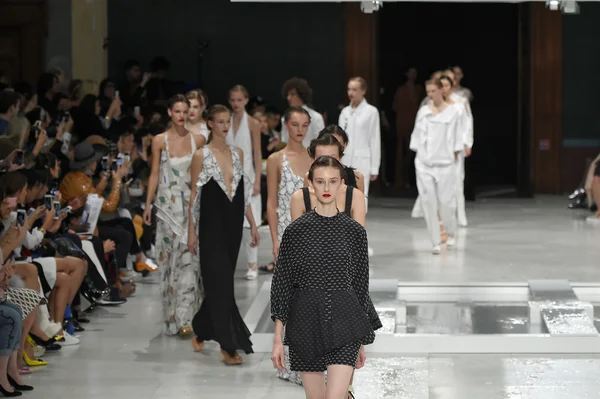 Chalayan show im Rahmen der Pariser Modewoche — Stockfoto