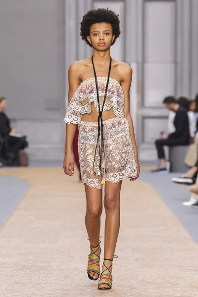 Défilé Chloé dans le cadre de la Fashion Week de Paris — Photo