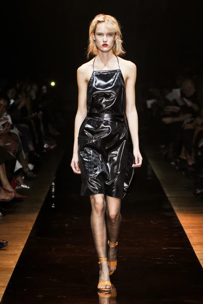 Модель ходит по подиуму во время шоу Нины Риччи в рамках Недели моды в Париже — стоковое фото