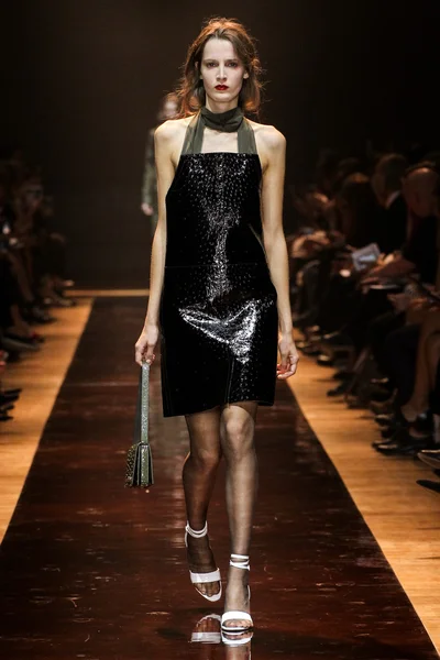 Un mannequin parcourt la piste lors du défilé Nina Ricci dans le cadre de la Fashion Week de Paris — Photo