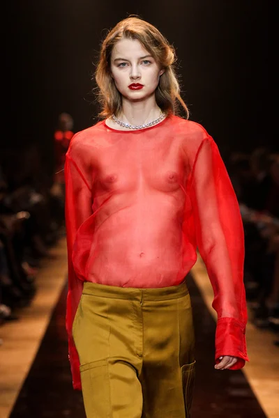 Nina Ricci mostra como parte do Paris Fashion Week Moda Feminina Primavera / Verão — Fotografia de Stock
