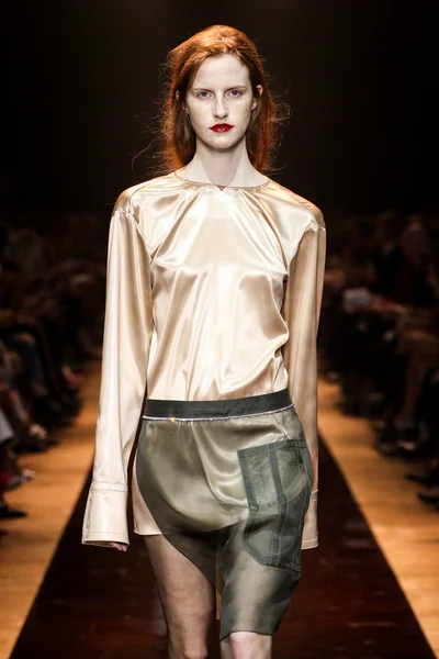 Nina Ricci-show als onderdeel van de Paris Fashion week Womenswear lente/zomer — Stockfoto
