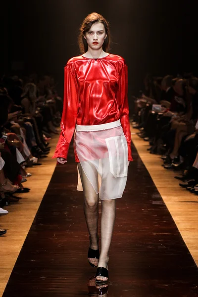 Nina Ricci-show als onderdeel van de Paris Fashion week Womenswear lente/zomer — Stockfoto