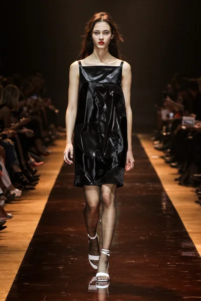 Nina Ricci sfilata nell'ambito della Settimana della Moda di Parigi Primavera / Estate — Foto Stock