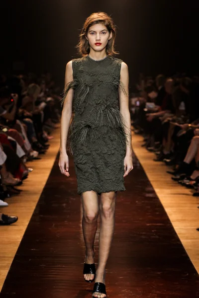 El espectáculo Nina Ricci como parte de la Semana de la Moda de París Ropa de mujer Primavera / Verano — Foto de Stock