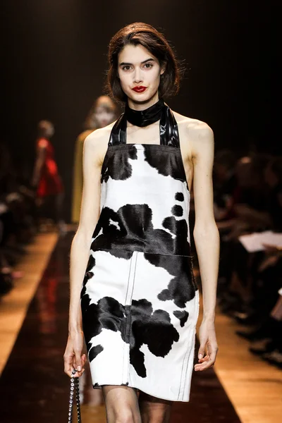 The Nina Ricci show as part of the Paris Fashion Week Womenswear Spring/Summer — Stock Photo, Image