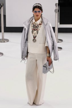 Chanel gösterisi olarak Paris moda haftası 