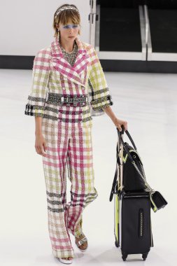 Chanel gösterisi olarak Paris moda haftası 