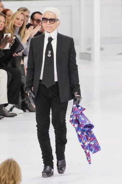 Karl Lagerfeld podyumda yürüyor 