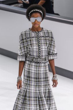 Chanel gösterisi olarak Paris moda haftası