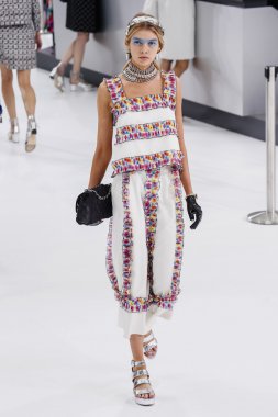 Chanel gösterisi olarak Paris moda haftası