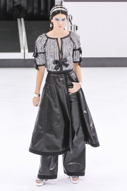 Chanel gösterisi olarak Paris moda haftası 