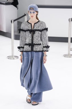 Chanel gösterisi olarak Paris moda haftası