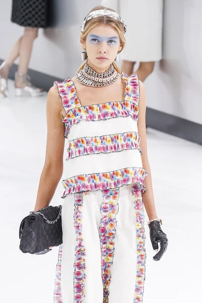 Chanel gösterisi olarak Paris moda haftası 