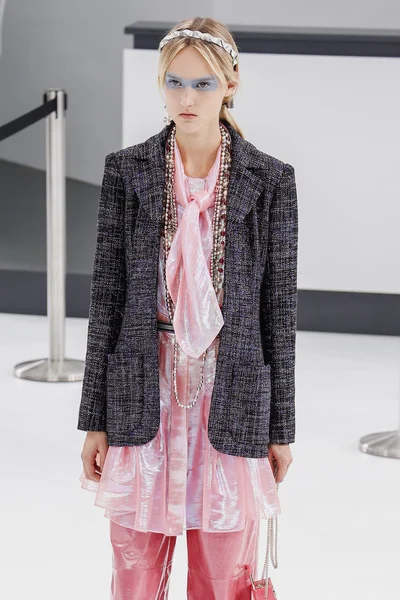 Chanel gösterisi olarak Paris moda haftası