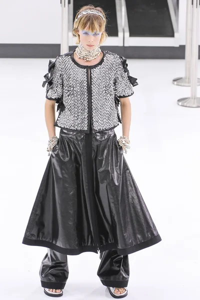 Chanel gösterisi olarak Paris moda haftası