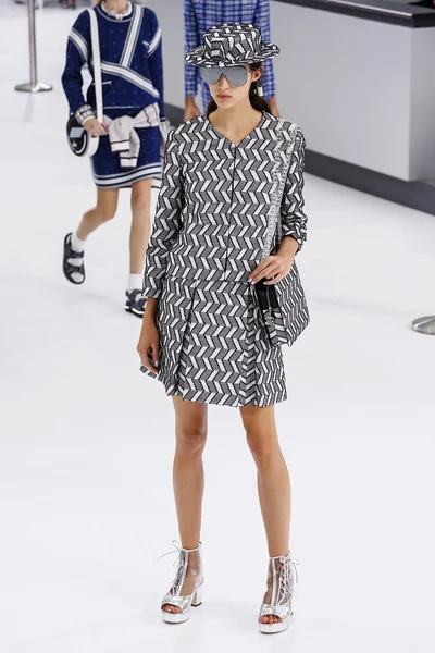 Chanel show som en del av Paris modevecka — Stockfoto