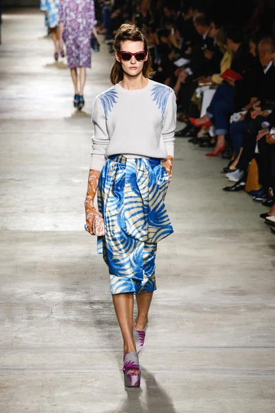 Dries van noten show — Stockfoto