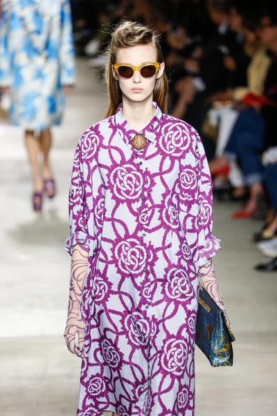 Dries Van Noten spettacolo — Foto Stock