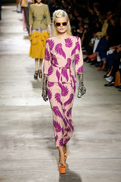 Dries Van Noten spettacolo — Foto Stock