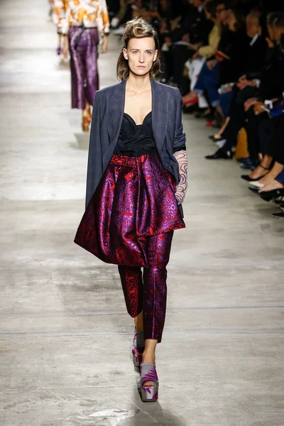 Dries Van Noten spettacolo — Foto Stock