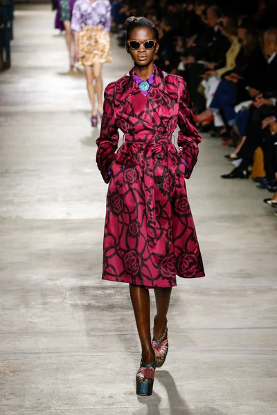 Dries van noten show — Stockfoto