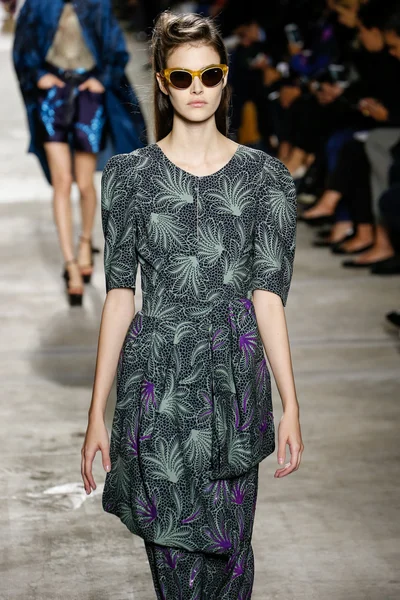 Dries van noten show — Stockfoto