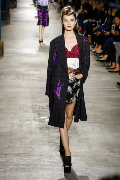 Dries van noten show — Stockfoto